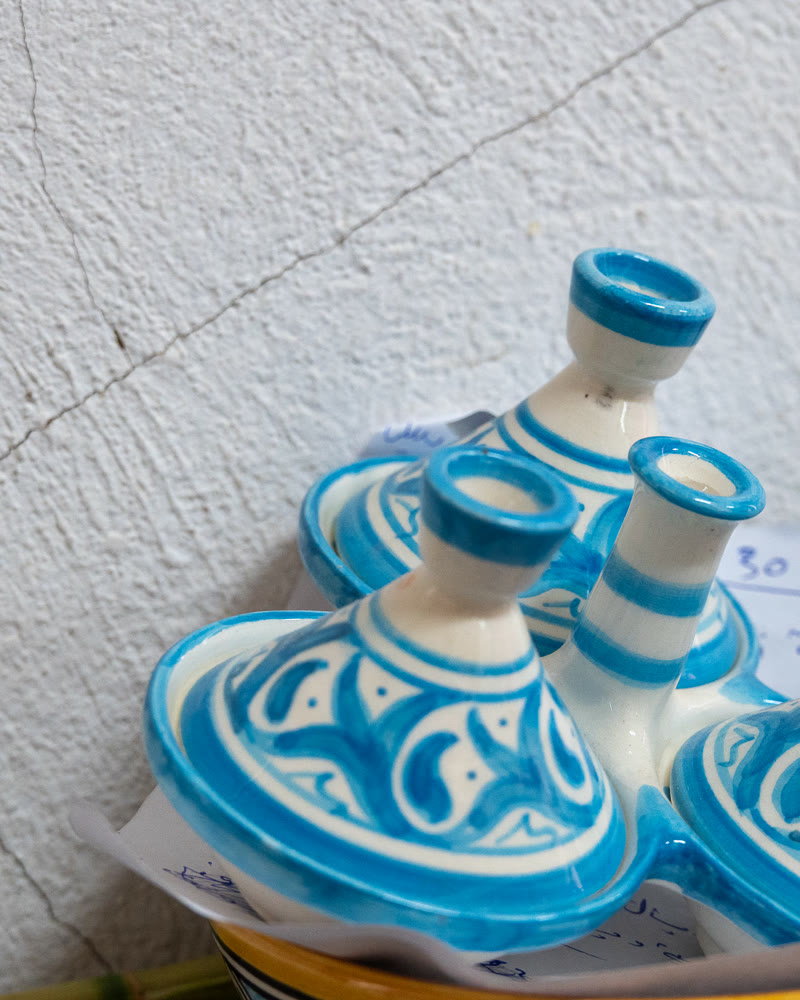 Piccoli tajine di ceramica azzurra e bianca decorati a mano, a Fez.