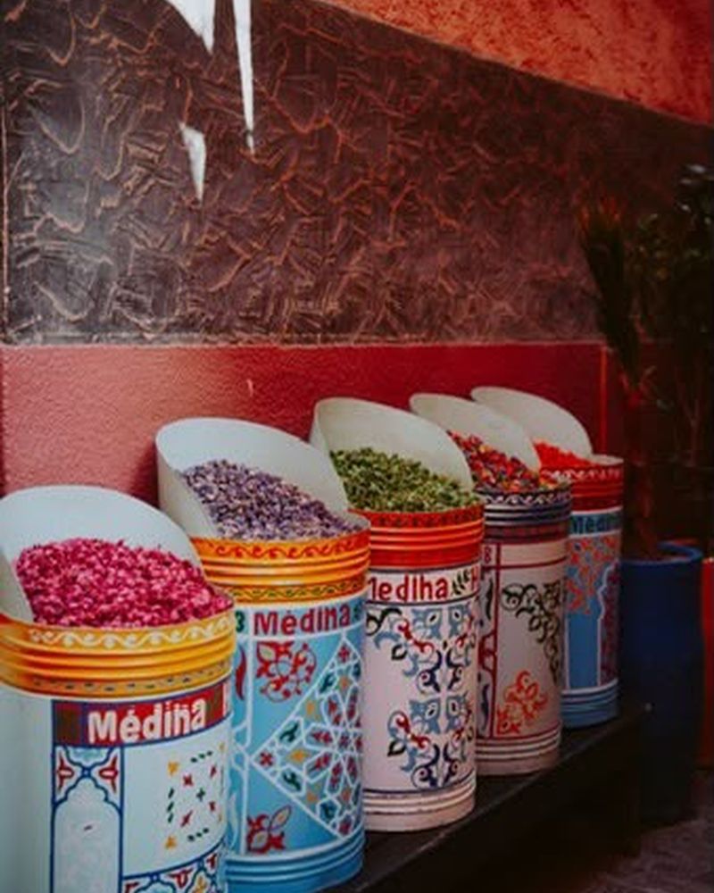 Secchi decorati pieni di petali di fiori in un negozio della medina.