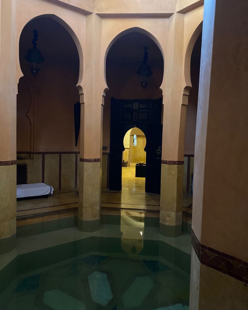 La vasca d'acqua verde di un riad, fra archi moreschi.