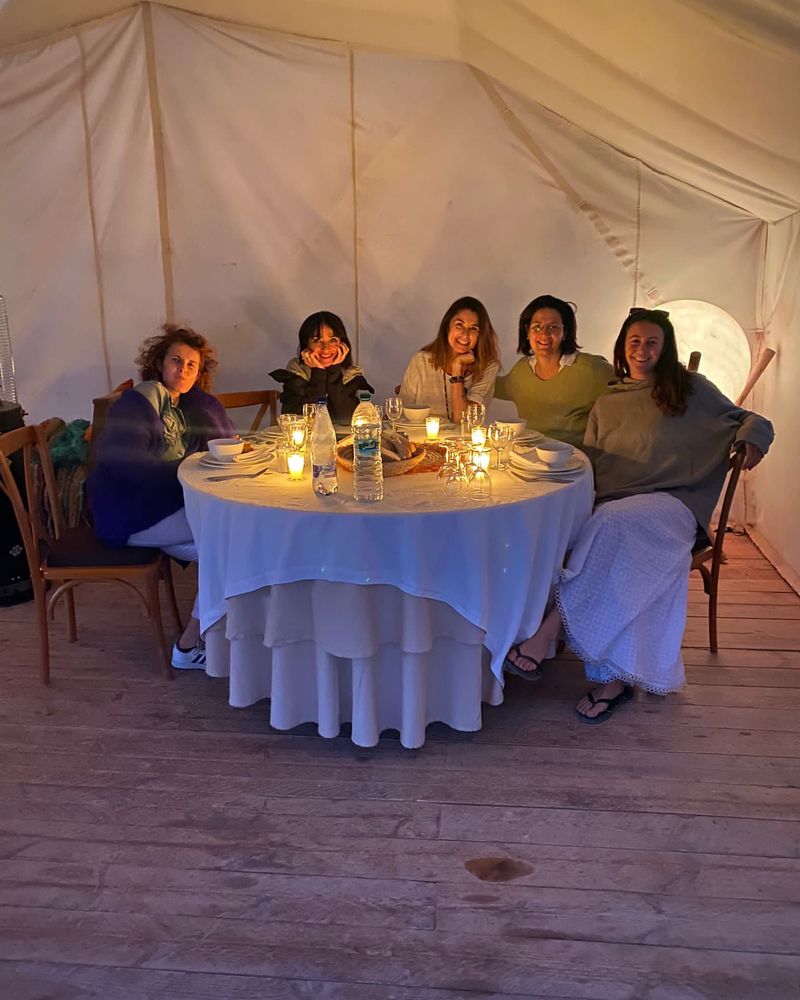 La tavola apparecchiata a lume di candela dentro la tenda del campo.